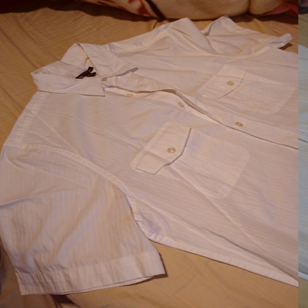 Medium half sleeve button up - Picture 3 of 3